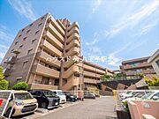 小中学校が徒歩10分以内とお子様の通学も安心です。学校行事も車を使わずにすみますね。※実際の写真から家具等を消すCG加工をしています。