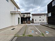 駐車場：舗装された駐車場です。2台停めて頂くことが出来ます。