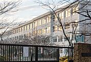 八王子市立　長房中学校教育目標「強く　正しく　美しく」～健康で心豊かな人間形成をめざして～・自らきたえ　向上をめざす人・正しさをつらぬく勇気と責任のある人・思いやりをもち　協力でき 700m
