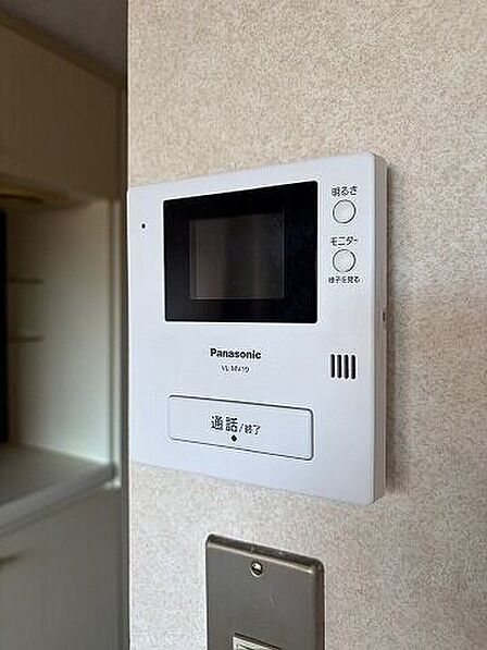 モニター付きインターホン：来訪者をしっかり確認できるので、安心して訪問者対応ができます。※実際の写真をもとにCG加工をしています。