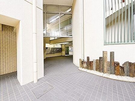 建物入口通路：自然要素も取り入れつつ清潔感があります。※実際の写真をもとにCG加工をしています。