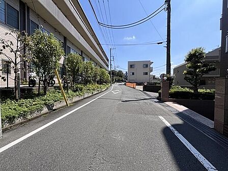 車がすれ違える道幅です。車1台とベビーカーですれ違っても余裕のある道幅は安心ですね。