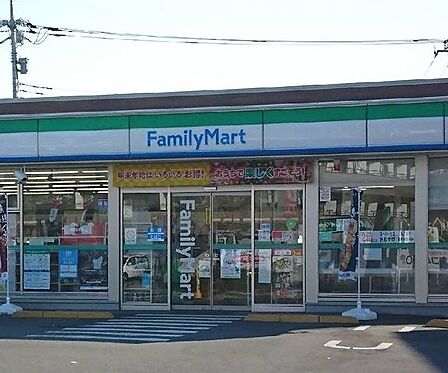 ファミリーマート 日野バイパス店スローガンは「Fun＆Fresh」。驚きやワクワク感を与えるべく、商品改革に取り組んでいる。（電子マネー利用可　ＡＴＭあり　ネット通販あり）Vポイントサービスあり…