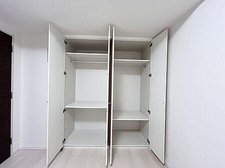 ハンガーパイプや枕棚も標準装備されたクローゼットです。