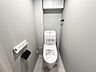 トイレ：トイレ：ウォシュレット付のトイレになります。ペーパーホルダーも1つ付いています。