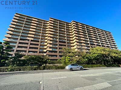 外観：ペットと暮らせるマンション　3階　97平米　4ＬＤＫ角住戸のご紹介です！！　Ｌ型の広いバルコニーが特徴のお部屋です。