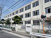 【東大阪市立花園小学校まで600m】徒歩8分。めざす学校像は「あたたかい学校」。めざす子ども像は「ひとも自分も大切にする子」です。学校HPに、行事などの様子が写真付きで掲載されています。