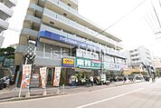 業務スーパー六角橋店 徒歩14分。毎日の買い物を支えるスーパーが近くにあると、重い荷物もすぐに運べて、家事効率がアップ。時間も気持ちも余裕が持てます。 1070m