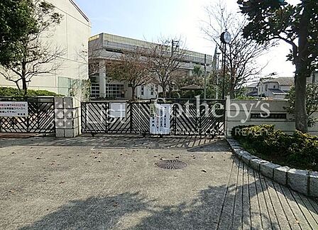 横浜市立南戸塚中学校 徒歩23分。学習・部活動・人間関係など、多くを学ぶ中学校。通学しやすい距離にあり、思春期の大切な時間を安心して過ごせる環境が整っています。 1800m