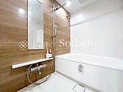 ◆浴室◆浴室乾燥暖房機のついたバスルーム！暖房効果で冬場のヒートショックを防ぎます！乾燥機は浴室内を清潔に保てるので嬉しい設備です！快適な暮らしに役立つ設備ですね！