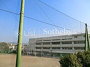横浜市立平戸中学校 徒歩10分。学習・部活動・人間関係など、多くを学ぶ中学校。通学しやすい距離にあり、思春期の大切な時間を安心して過ごせる環境が整っています。 800m