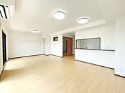 【リフォーム済】リビング写真。19.5帖のLDKです。クロス張替・フロアタイル上張り・新品システムキッチンの設置予定です。対面型なので、ご家族と会話しながらお料理を楽しめますね。