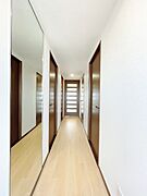 【リフォーム済】玄関内観写真。クロス張替・長尺シート張りを行いました。