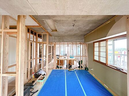 【リフォーム中　8/21撮影】和室約4.5帖の別角度写真です。南側より撮影いたしました。