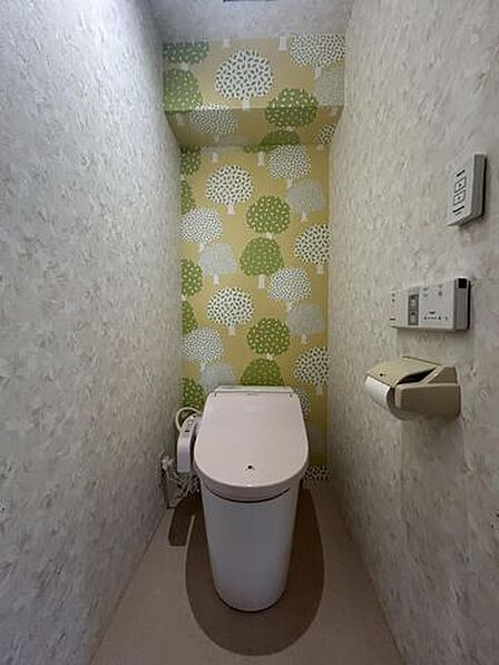 【リフォーム中　8/21撮影】トイレの様子です。これから既存のトイレは撤去し、ジャニス製の新品トイレを設置いたします。クッションフロア床・クロスの張替えも行います。