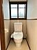 トイレ：【2015年にリフォーム実施済み】1階トイレです。2015年に新品のトイレに交換されてあります。クリーニングされてあります。