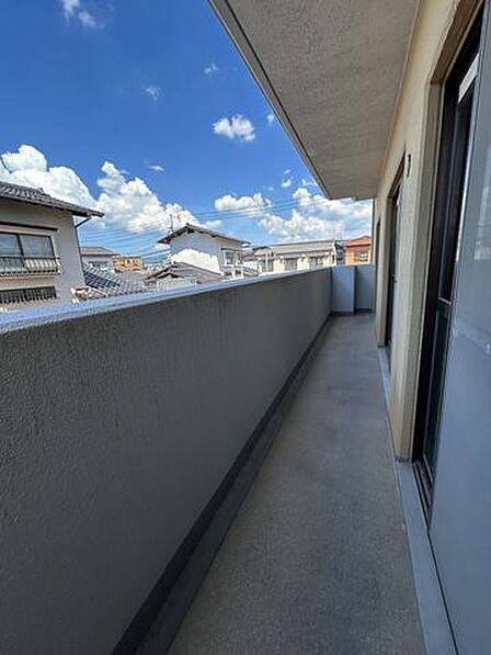 【リフォーム中】バルコニーが東向きで、朝方に日差しが気持ちよく射し込みます。