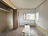 室内：【リフォーム中】10月4日撮影。2階洋室です。フロアタイル張り、クロス張替え、建具交換予定です。