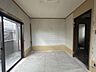 室内：【リフォーム中】10月4日撮影。2階洋室です。フロアタイル張り、クロス張替え、建具交換予定です。