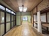 室内：【リフォーム中】フローリング張り・建具交換・クロス張替・照明新設します。主要採光面が南向きで、1日を通して日当たり良好です。