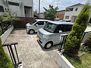 間口・奥行きをしっかりとった駐車場です！大型ミニバンでも余裕でお停め頂けます！