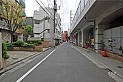 敷地西側の前面道路（南側から）