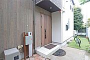 物件の玄関ゆとりのあるポーチスペースなので、雨の日もゆっくりと出入りすることができます。