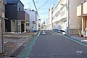 物件の北西側前面道路（北側から）車通りの少ない道路です。