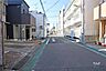 外観：物件の北西側前面道路（北側から）車通りの少ない道路です。