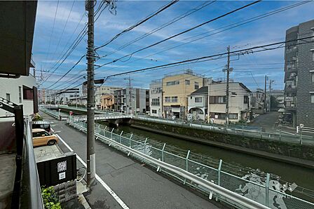 バルコニーからの眺め(南西方向)、目の前を遮るものがなく、日当りも風通しもよいので快適に生活していただけます。