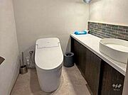 トイレ手洗いも設置しており、すっきりとした空間です。
