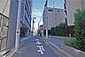 その他：敷地南西側の前面道路