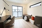 3階南東側洋室5.25帖。窓が大きく明るいお部屋です。室内干しに向いたハンガーパイプ付き。