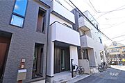 物件の外観（北側から）。閑静な住宅街に立地しています。教育施設やスーパー、病院、公園など各種生活施設が徒歩圏内です。