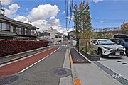 敷地北側の前面道路(西側から)
