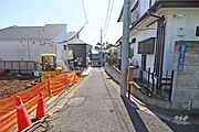 物件の西側前面道路（北側から）閑静な住宅地にございます。