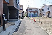 物件の東側前面道路（北側から）閑静な住宅街に立地。