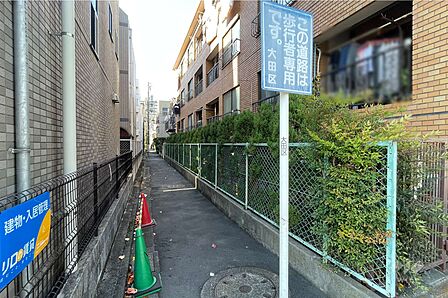 敷地南側の前面道路