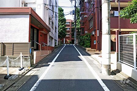 敷地西側の前面道路(北側から)