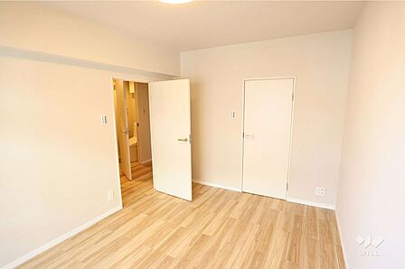 洋室5.9帖クローゼット付のお部屋です。