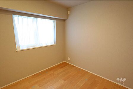洋室4.5帖大きな窓付きで明るいお部屋です。
