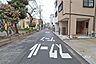 外観：物件の北側前面道路（西側から）閑静な住宅地です。
