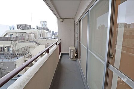 バルコニー2つの居室から出入りできるバルコニーです。