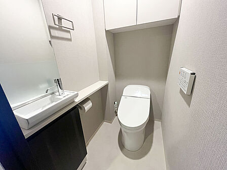 トイレ手洗い付きです!コンパクトで使い勝手の良いトイレです。