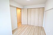 洋室5.7帖明るいお部屋です。