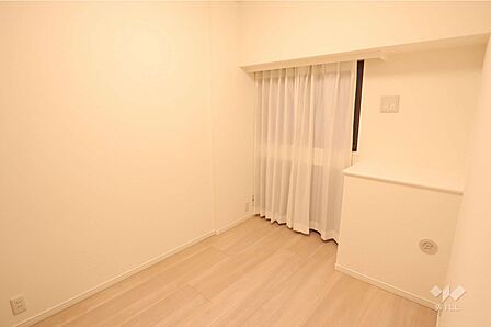 洋室4.6帖書斎としてもお使い頂けそうな落ち着いた雰囲気のお部屋です。