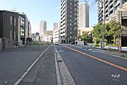 敷地西側の前面道路