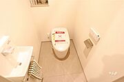 トイレ手洗いも設置しており、すっきりとした空間です。