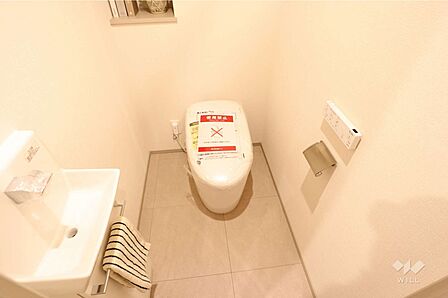 トイレ手洗いも設置しており、すっきりとした空間です。