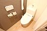 トイレ：1階トイレ階段下のスペースを有効活用しています。